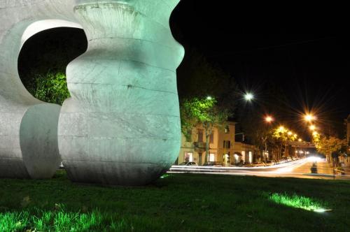 Alla scoperta di Prato - Forma squardata con taglio - Henry Moore